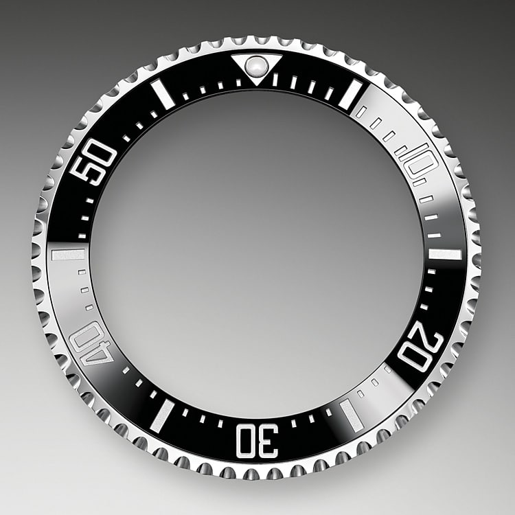 ceramic bezel and luminescent display oystersteel 50823 1